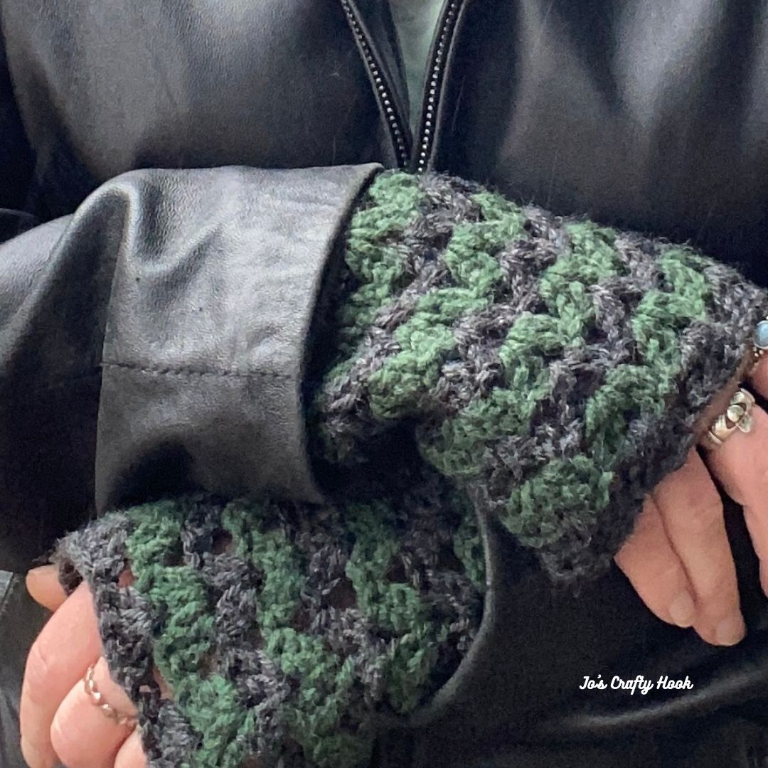 Rolling Shells Wrist Warmers Crochet Pattern